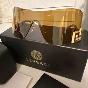 Versace VE2240 Women's Sunglasses
Wron few times exelent condition.